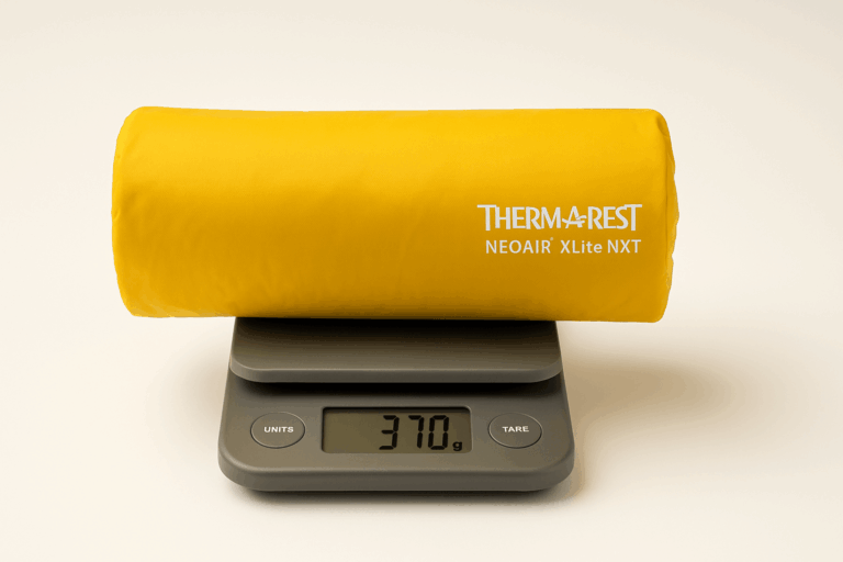 : Zusammengepackte Therm-a-Rest NeoAir XLite NXT auf Digitalwaage mit 370 g Anzeige – ultraleichte Isomatte im Test.