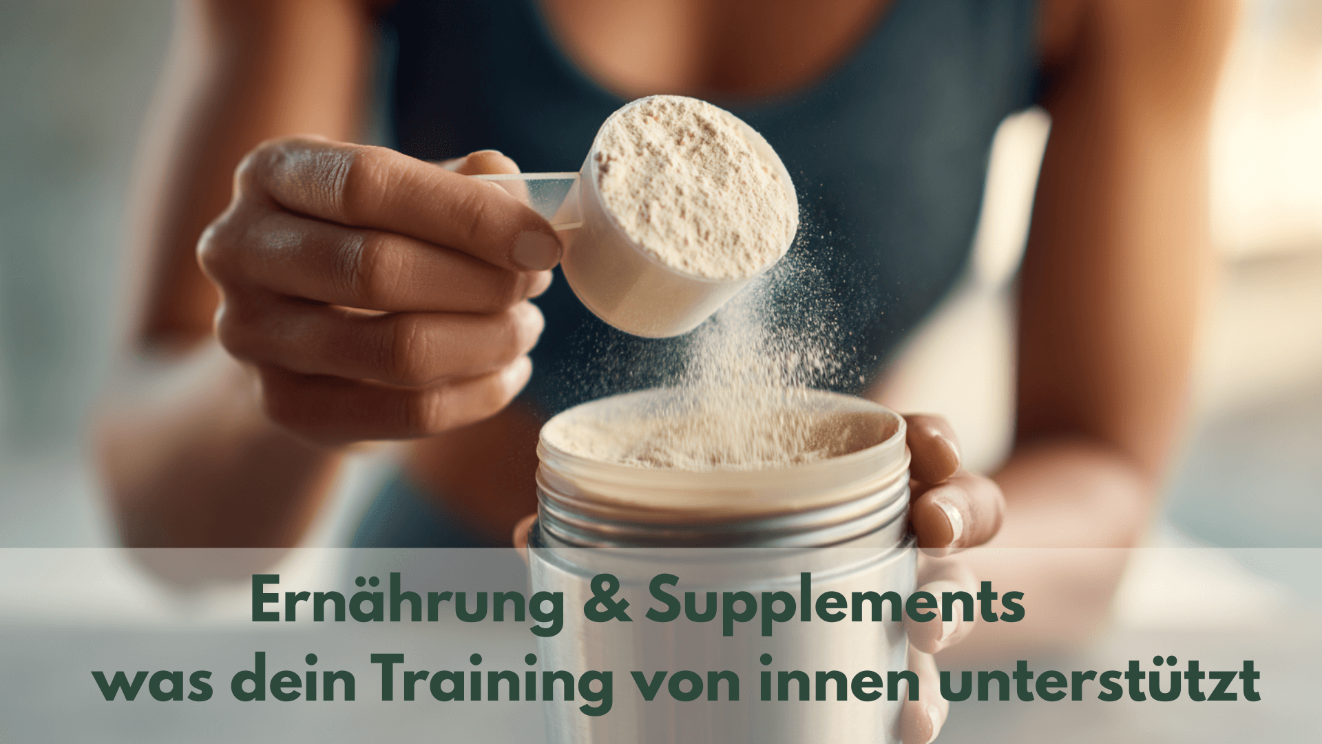 Ernährung und Suplements: Nahaufnahme einer Frau, die Pulver mit einem Scoop in einen Shaker gibt