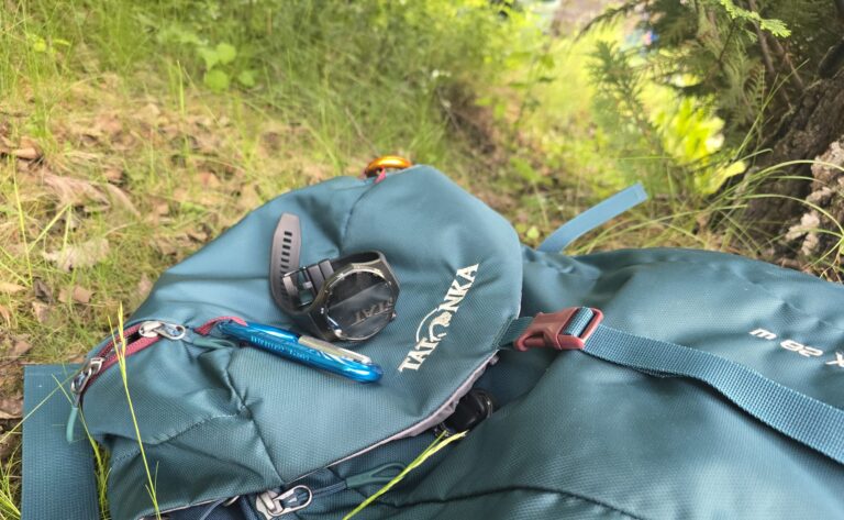 Huawei Watch GT 6 Pro auf Trekkingrucksack während Wanderung