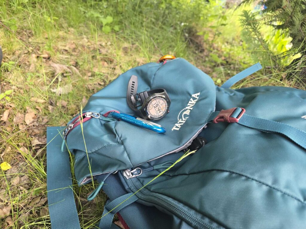 Huawei Watch GT 6 Pro auf Trekkingrucksack während Wanderung