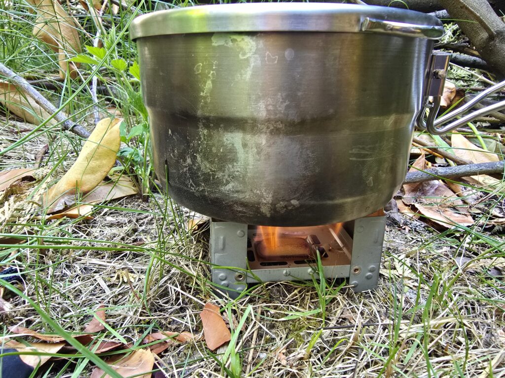 Ultraleichter Esbitkocher mit minimalistischem Trekking-Setup