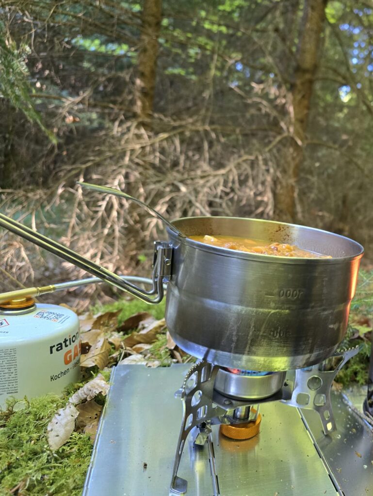 Leichter Gaskocher beim Trekking in der Wildnis