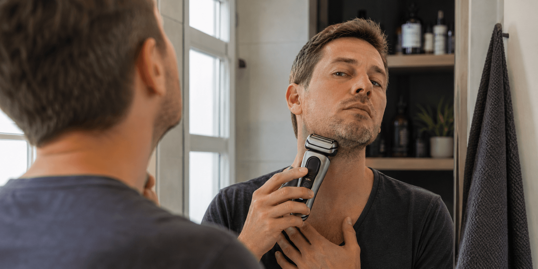 Mann rasiert seinen Hals mit dem Braun Series 9 Pro