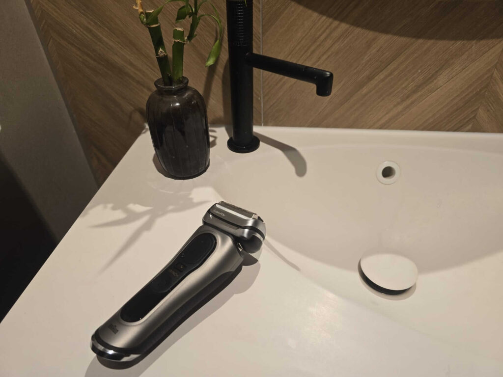 Braun Series 9 Pro+ auf dem Waschbecken im Badezimmer