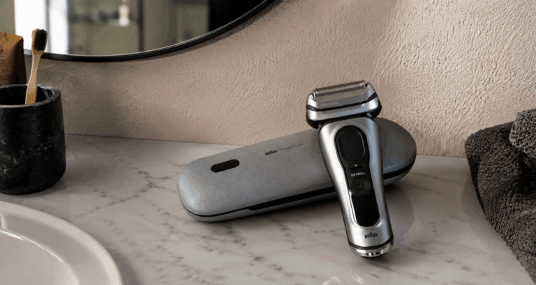 Braun Series 9 Pro+ vor dem PowerCase auf einem Badezimmerwaschtisch